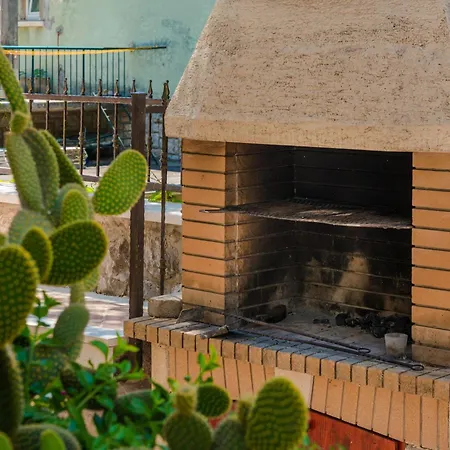 Ivona Mit Terrasse Und Aussendusche By Interhome شقة دوبروفينك
