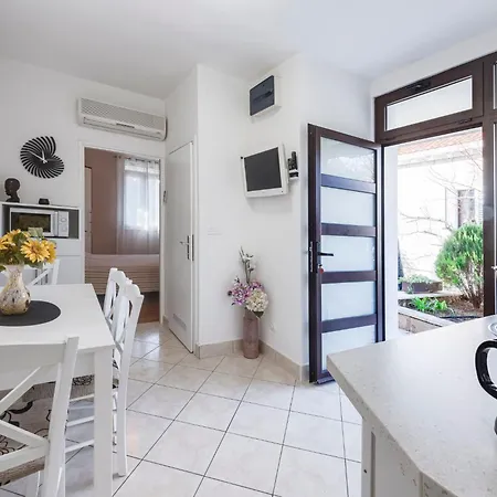 Ivona Mit Terrasse Und Aussendusche By Interhome دوبروفينك