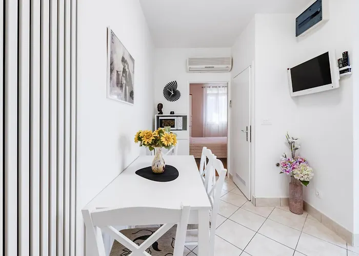 Lägenhet Ivona Mit Terrasse Und Aussendusche By Interhome